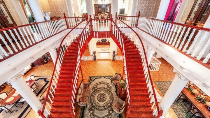 В Екатеринбурге на продажу выставили особняк с колоннами и дворцовой лестницей в цыганском стиле