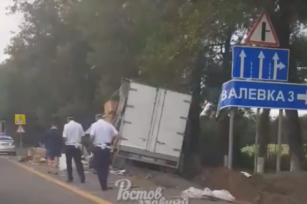 Коробки из прицепа оказались на дороге Коробки из прицепа оказались на дороге