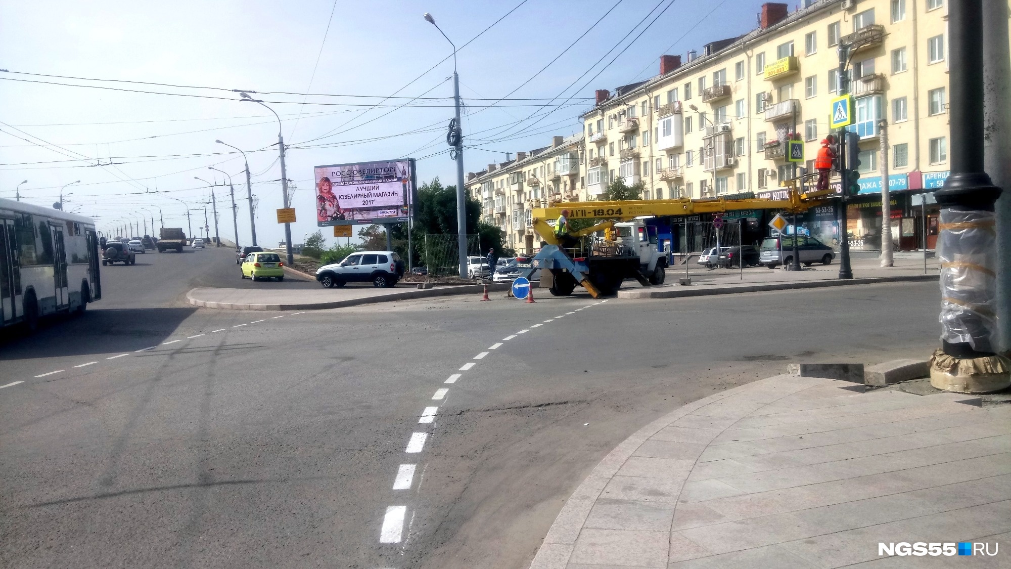 Поворот улицы. Ленинградский мост перекресток Омск. Масленникова , Ленина Омск перекресток. Проезд перекрестка Ленина Масленникова. Движение по улице Масленникова на Жукова.