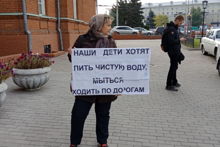 Галина Камышникова пришла к горсовету с плакатом Галина Камышникова пришла к горсовету с плакатом