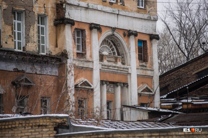 Одно из самых главных зданий — Управление Верх-Исетским заводом Одно из самых главных зданий — Управление Верх-Исетским заводом