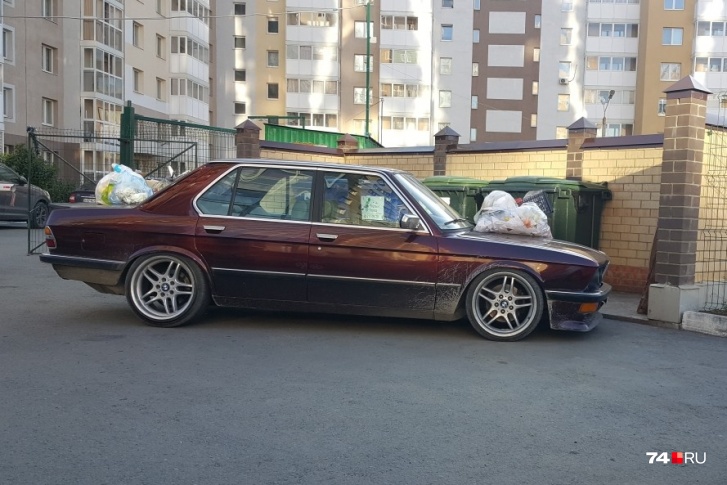 Это ЖК «Ньютон»: жильцы дома на Татищева, 264 непрозрачно намекнули владельцу лохматого BMW, что бывает за парковку возле мусорных баков