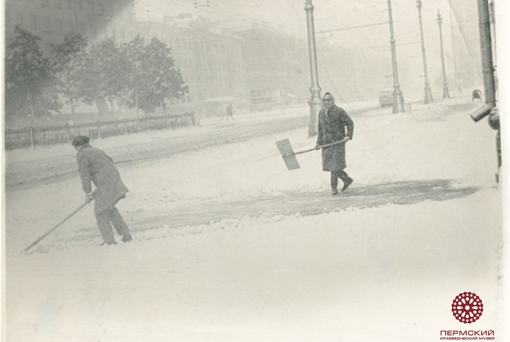Этот снимок сделан в 1967 году. Да, на фотографии снег, но мы все равно спросим. В какой сезон сделано фото?