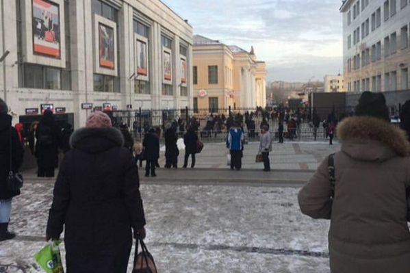Фото с железнодорожного вокзала, который сейчас эвакуируют Фото с железнодорожного вокзала, который сейчас эвакуируют 