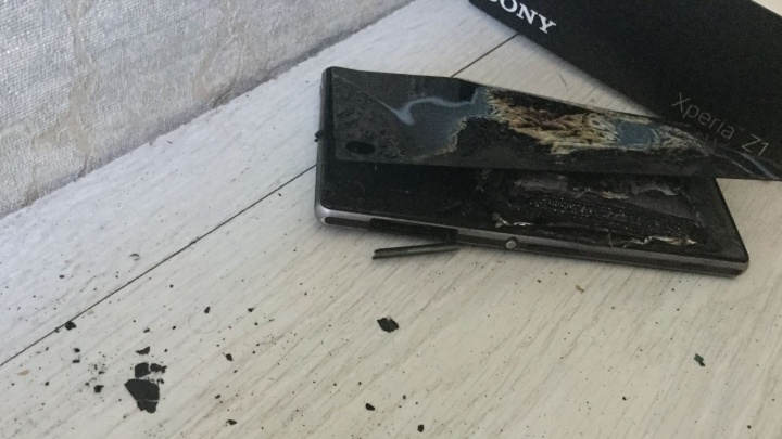Хлопок - и загорелась кровать: у екатеринбуржца взорвался смартфон, который стоял на зарядке