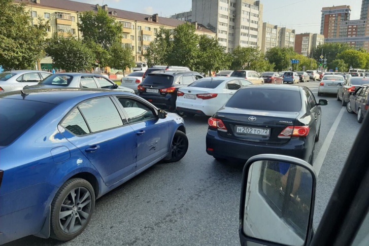 Тюменцы жалуются, что проводят в заторе и утром, и вечером по несколько часов Тюменцы жалуются, что проводят в заторе и утром, и вечером по несколько часов