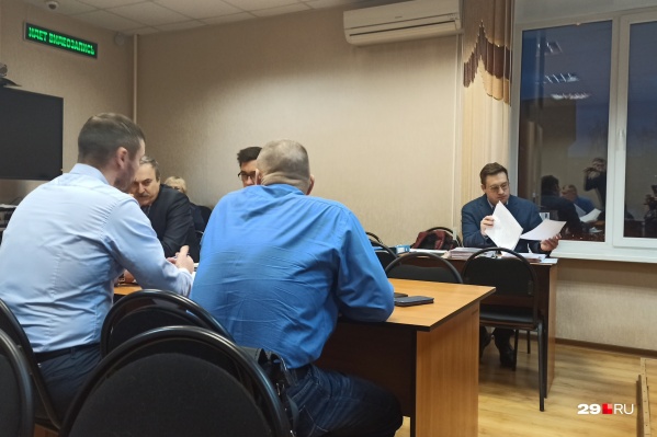 На этот раз заседание продолжалось чуть меньше часа На этот раз заседание продолжалось чуть меньше часа 