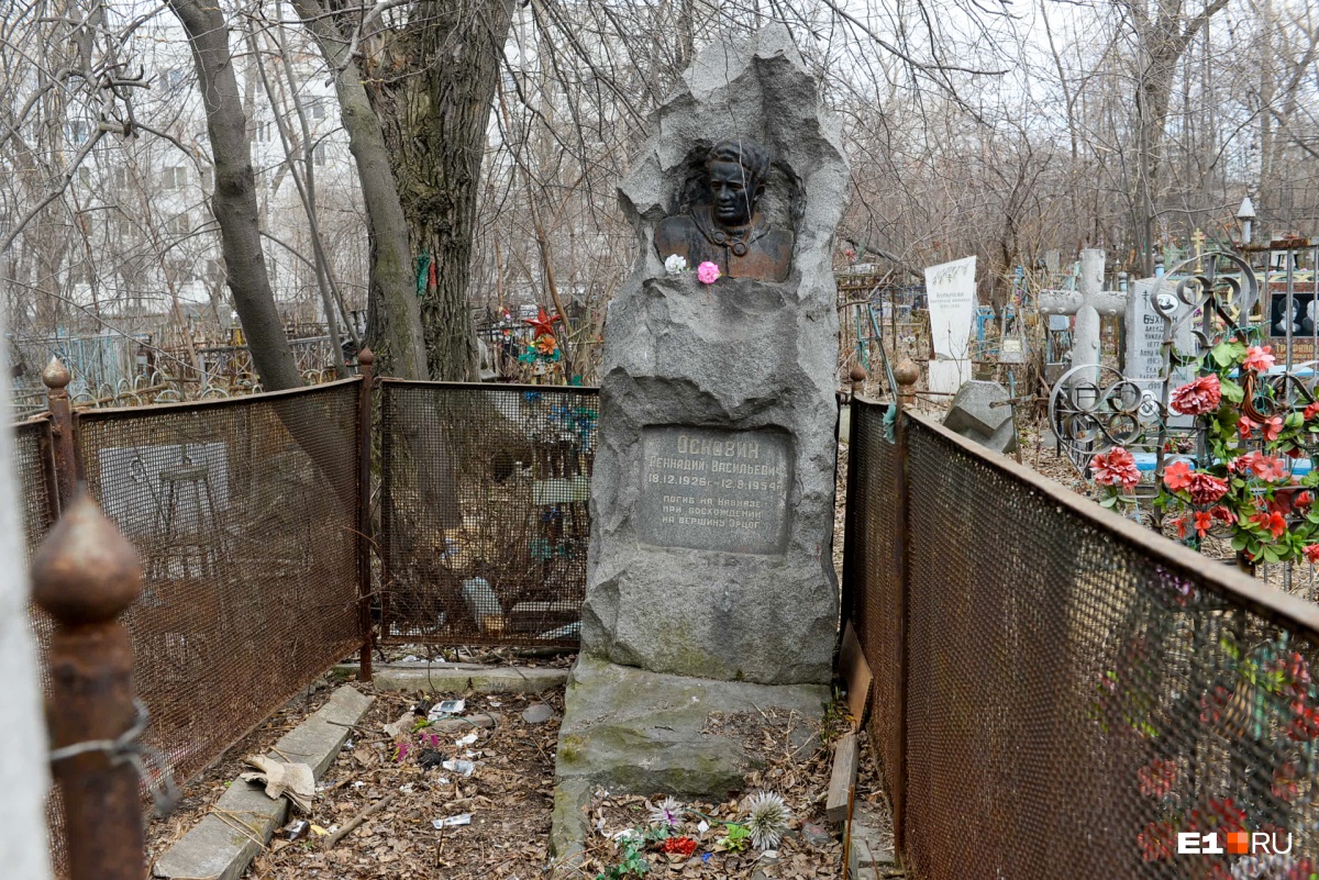 Геннадий Основин — альпинист, погибший на Кавказе при восхождении на вершину Эрцог. Бюст — пример художественного каслинского литья 