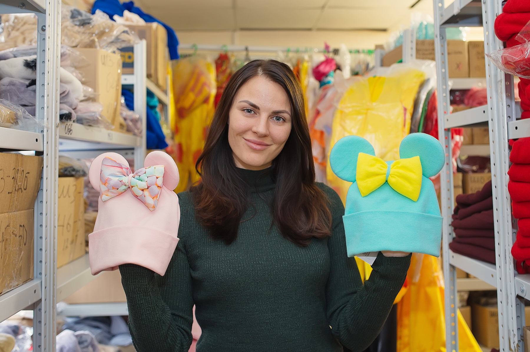 Мария и сегодня сама отбирает ткани для пошива
новых моделей Мария и сегодня сама отбирает ткани для пошива
новых моделей