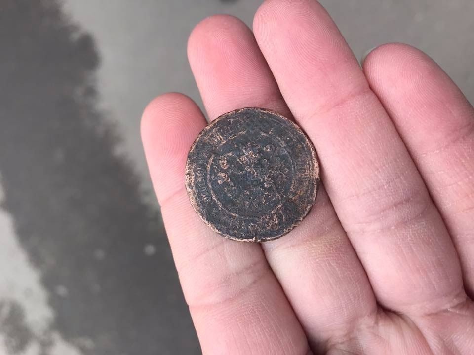 Нашел монеты дома. Монета «Красноярск», d= 2 см. Мальчик нашел копейку. Если нашел монетку.