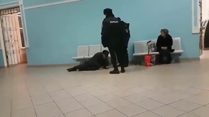 «Сейчас на улицу пойдешь мерзнуть»: в Башкирии полицейские спихнули с сиденья на вокзале пенсионера