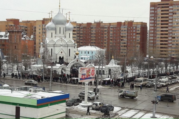 Очередь к православной святыне начинается ещё за оградой Очередь к православной святыне начинается ещё за оградой