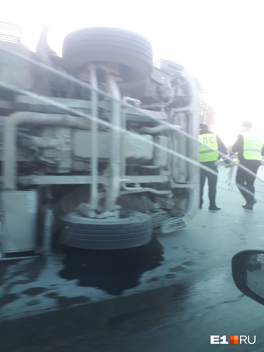 На Московской перевернулся большегруз