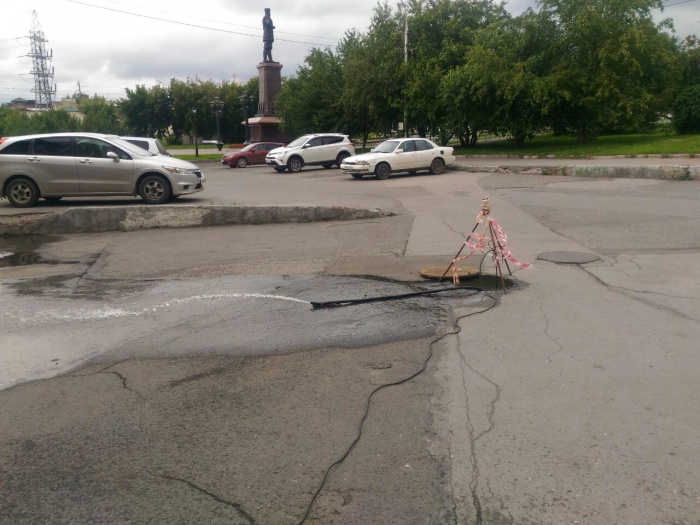Вода н а площадке возле памятника императору Александру III Вода н а площадке возле памятника императору Александру III