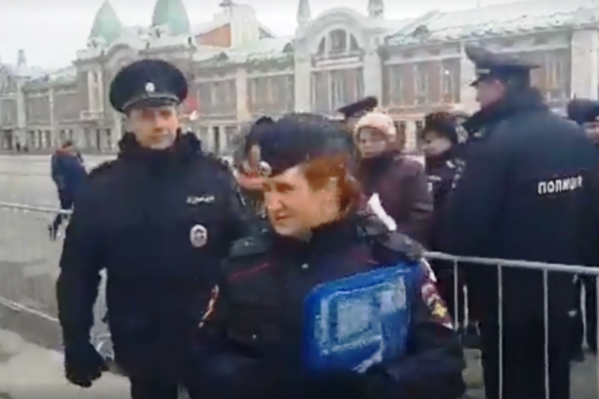 Полиция задержала обманутых дольщиков и парней с провокационными плакатами, говорит блогер Полиция задержала обманутых дольщиков и парней с провокационными плакатами, говорит блогер 
