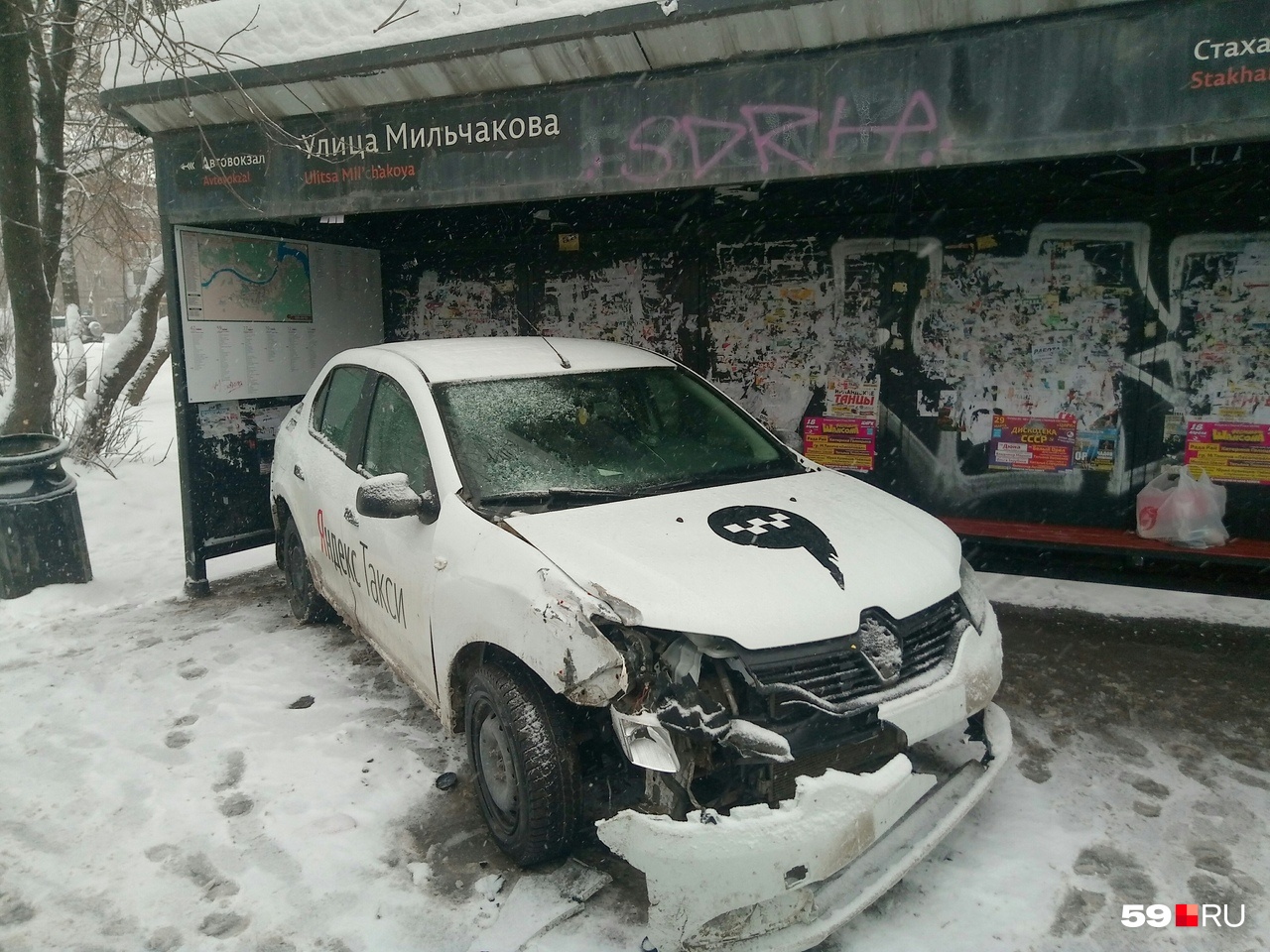 В январе автомобиль с наклейками «Яндекс.Такси» въехал в остановку на улице Мильчакова. Пострадали три человека В январе автомобиль с наклейками «Яндекс.Такси» въехал в остановку на улице Мильчакова. Пострадали три человека