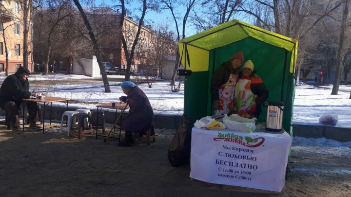 «Добрая ложка»: в Волгограде на морозе бесплатно кормят голодных горожан