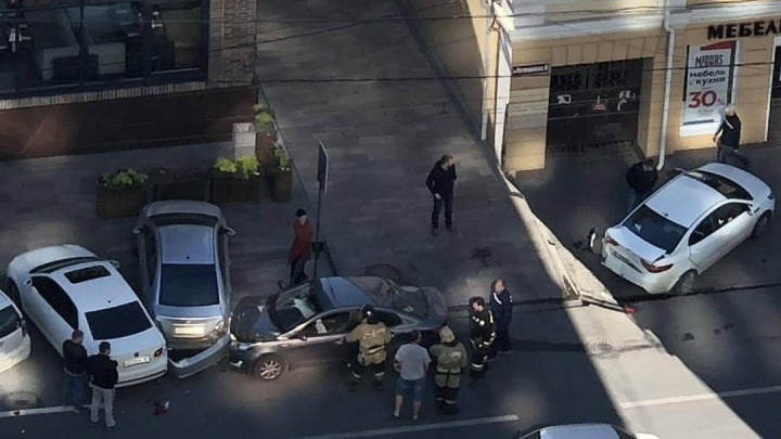 Стало плохо за рулем: на Красноармейской произошло ДТП с четырьмя автомобилями