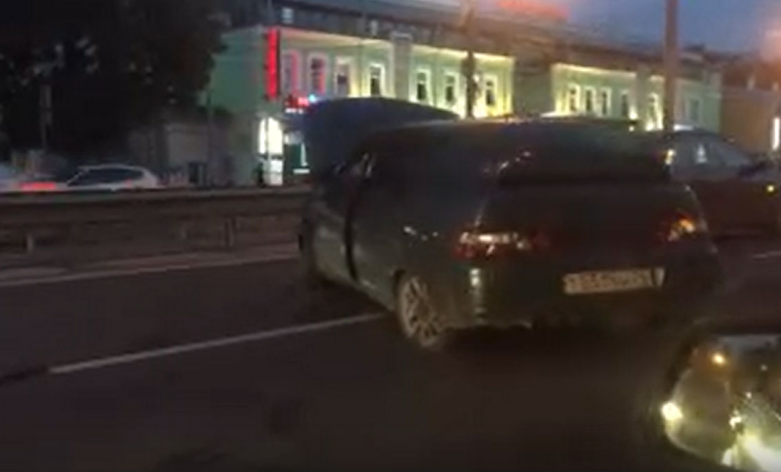 ДТП на Московском проспекте в Ярославле: машину развернуло поперек полосы