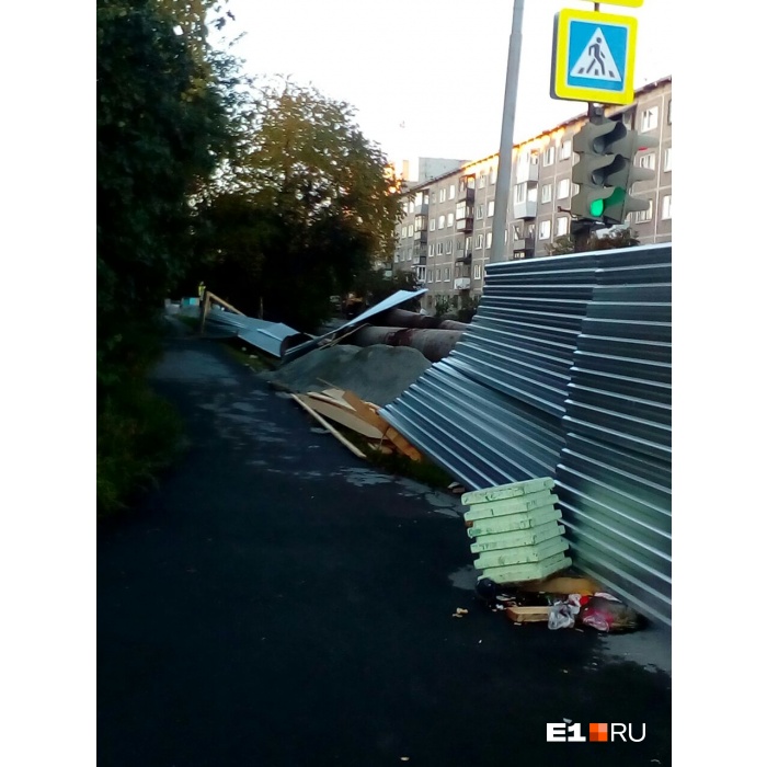 Падали деревья и знаки: ночью Екатеринбург пережил нашествие стихии