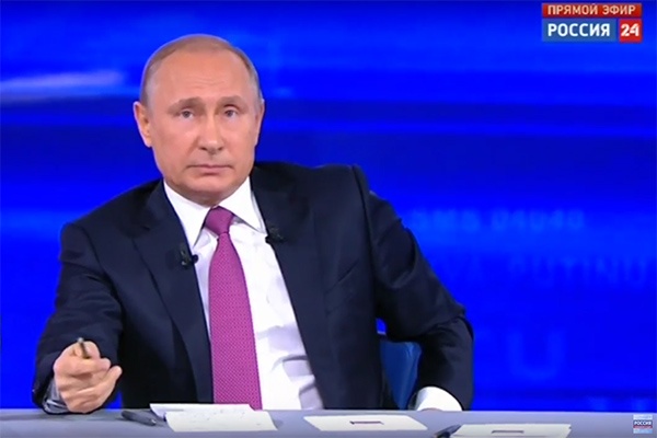 Владимир Путин во время прямой линии Владимир Путин во время прямой линии