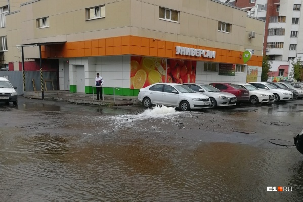 Машины на парковке погрузились в воду Машины на парковке погрузились в воду