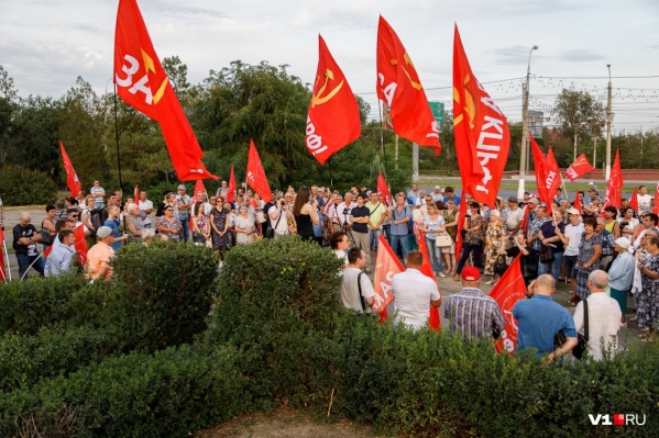 Многочисленные митинги волгоградских коммунистов с требованием референдума, даже после отказа в регистрации, не прекратятся Многочисленные митинги волгоградских коммунистов с требованием референдума, даже после отказа в регистрации, не прекратятся