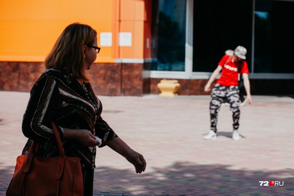Тюменцам, судя по всему, нужно радоваться деньгам, которые платят им за работу Тюменцам, судя по всему, нужно радоваться деньгам, которые платят им за работу