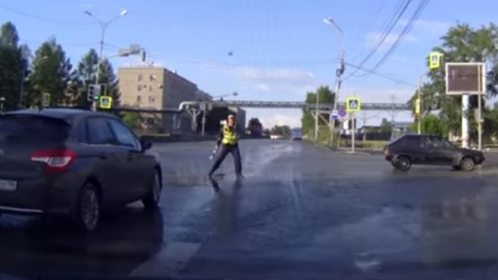 "Как Брюс Уиллис": в Тагиле инспектор выскочил посреди перекрёстка, чтобы перекрыть дорогу для Рогозина
