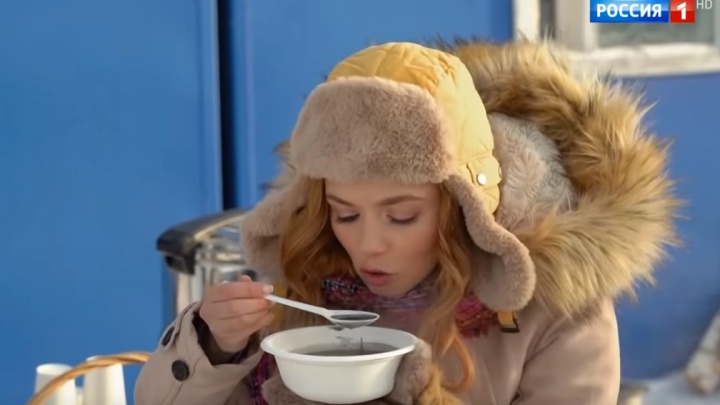В Тюмени московскую актрису накормили ухой с нефтью