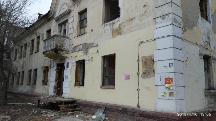 Обломки снесённого дома лежат на тротуаре Обломки снесённого дома лежат на тротуаре
