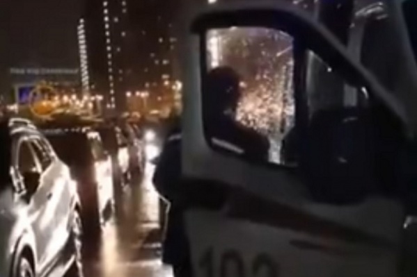 Врачам пришлось пробираться по дождю и грязи к дому на Светлова, 31 Врачам пришлось пробираться по дождю и грязи к дому на Светлова, 31