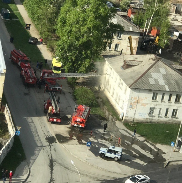 Пожарные тушат загоревшийся барак на Сухарной, 80 Пожарные тушат загоревшийся барак на Сухарной, 80