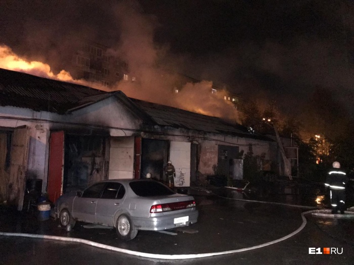 Пожар начался с крыши Пожар начался с крыши