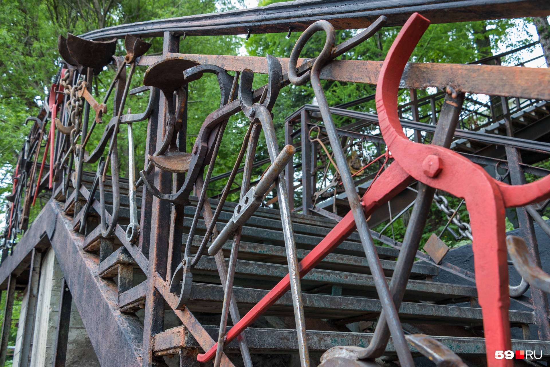 Уличная лестница декорирована бывшими инструментами