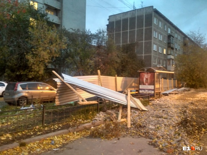 До этого из-за сильного ветра в Екатеринбурге попадали ограждения До этого из-за сильного ветра в Екатеринбурге попадали ограждения