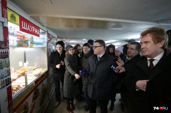 О ларьках в подземном переходе в центре Челябинска у Алексея Текслера возникло немало вопросов к мэру Владимиру Елистратову<br> О ларьках в подземном переходе в центре Челябинска у Алексея Текслера возникло немало вопросов к мэру Владимиру Елистратову<br>