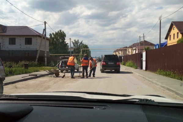 Жители сами наняли рабочих для ямочного ремонта Жители сами наняли рабочих для ямочного ремонта
