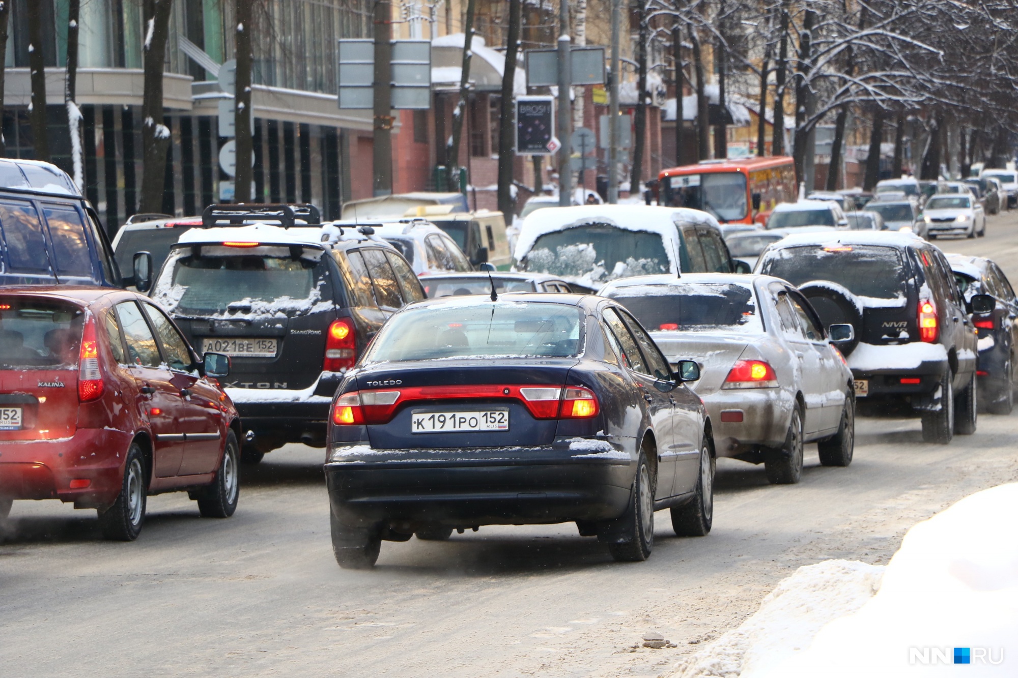 Город замер. 9-балльные пробки в Нижнем Новгороде