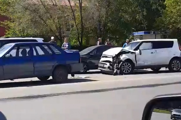 «Невеселый паровозик» на время парализовал движение на дороге «Невеселый паровозик» на время парализовал движение на дороге
