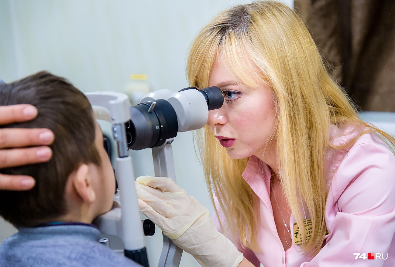 Елена Михайлова уверена, после операции зрение у Карины не будет отличаться от зрения здоровых детей