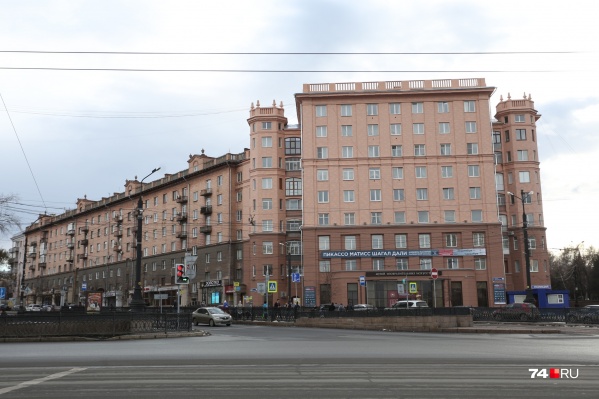 Во время ремонта дом красили в розовый. Челябинцы долго гадали, какой оттенок получится в итоге Во время ремонта дом красили в розовый. Челябинцы долго гадали, какой оттенок получится в итоге