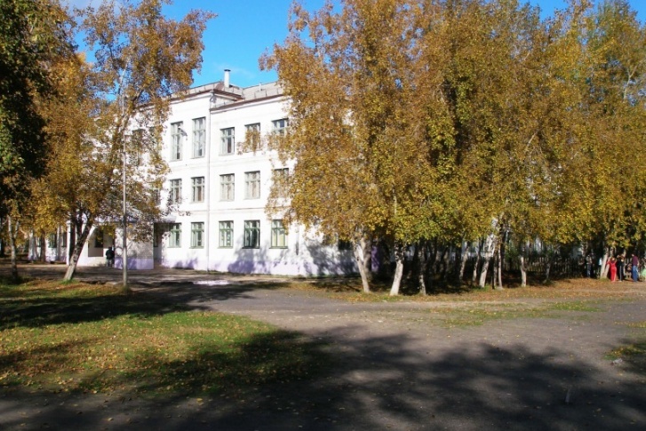 В этом корпусе сейчас учатся старшие классы В этом корпусе сейчас учатся старшие классы