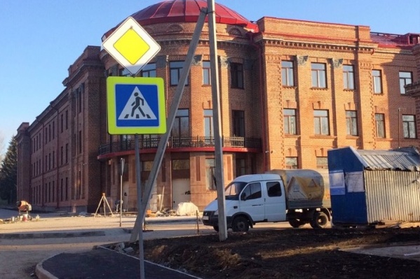 Знак пешеходного перехода посреди тротуара на территории военного городка Знак пешеходного перехода посреди тротуара на территории военного городка