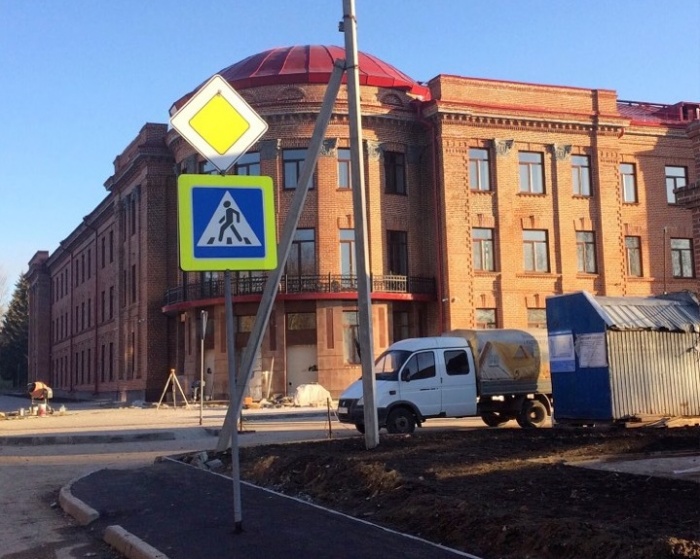 Знак пешеходного перехода посреди тротуара на территории военного городка Знак пешеходного перехода посреди тротуара на территории военного городка