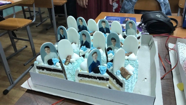 «Это была шутка!»: родители и выпускники заступились за торт с «надгробиями»