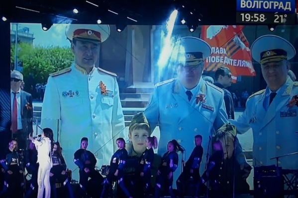 Десятки тысяч волгоградцев увидели на сцене бывшего главу волгоградского СУ СК Десятки тысяч волгоградцев увидели на сцене бывшего главу волгоградского СУ СК