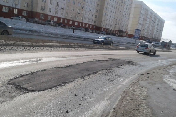 В яме успели пробить колёса несколько автомобилей В яме успели пробить колёса несколько автомобилей