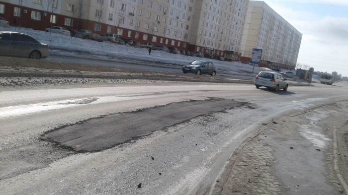 В яме успели пробить колёса несколько автомобилей В яме успели пробить колёса несколько автомобилей