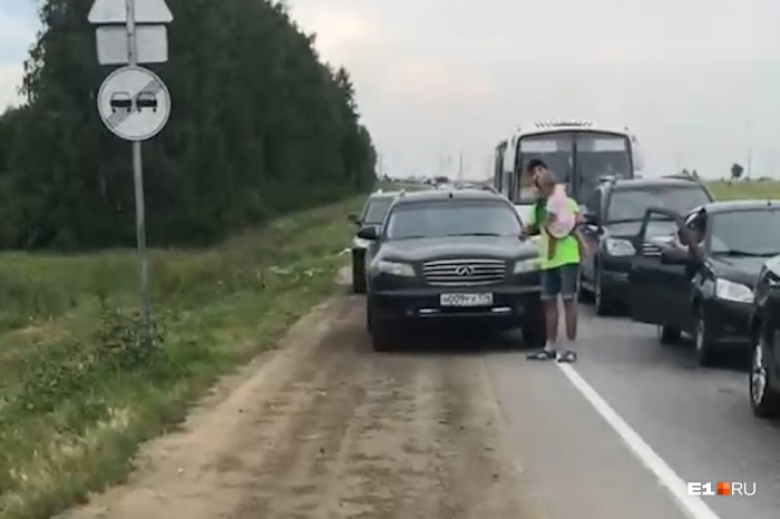 Сначала Артем попытался договориться с водителем Infiniti, но тот просто на него наехал Сначала Артем попытался договориться с водителем Infiniti, но тот просто на него наехал